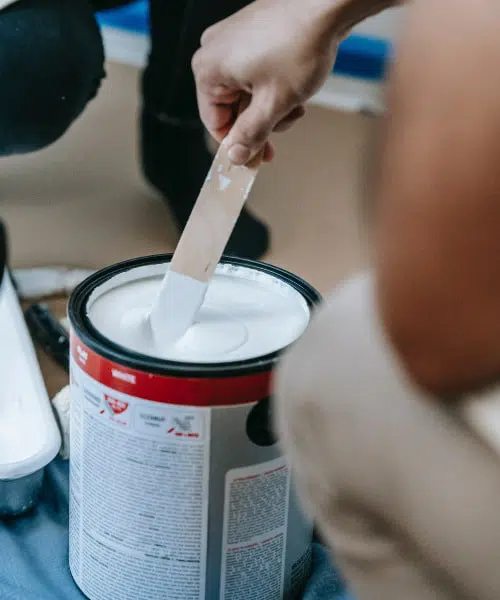 Mélange peinture dans le pot avec spatule