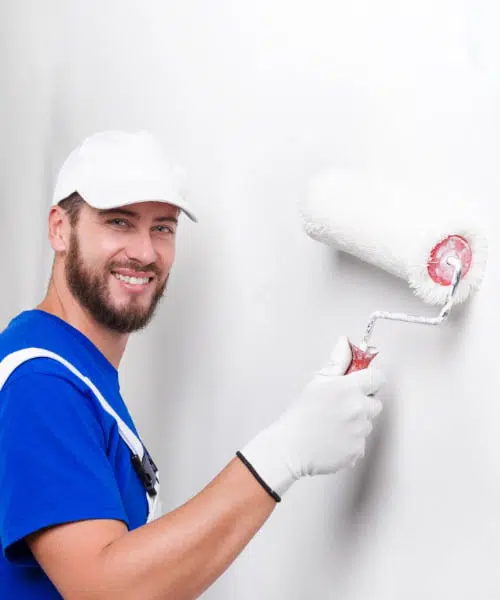 Peintre avec gants et rouleau de peinture