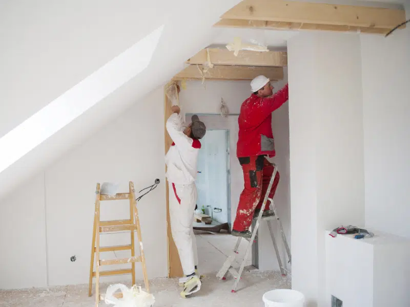 Deux peintres en travaux dans une nouvelle maison